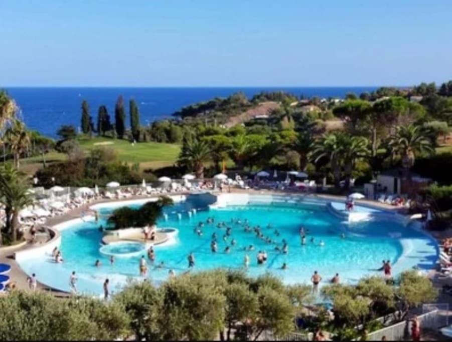 Superbe Appartement Village Cap Esterel 4P Climatise Сен-Рафаэль Экстерьер фото